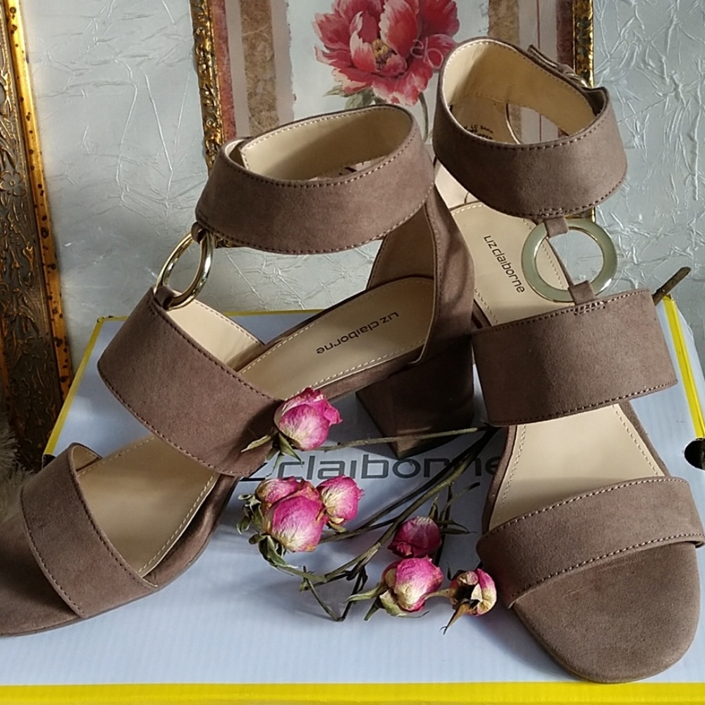 NEW Liz Claiborne Sandal Block Heel Medallion Ankle Strap Suede Truffle Tan 7.5 - Picture 2 of 13